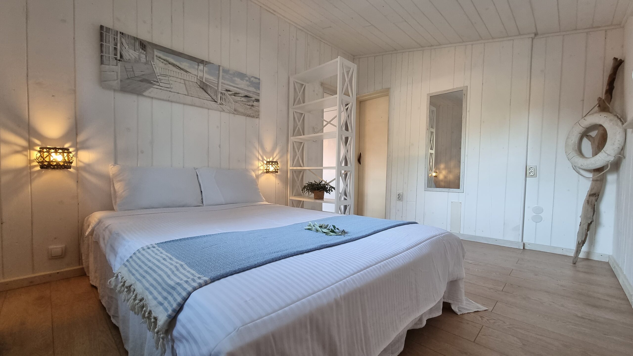 Schlafzimmer mit Holzinterieur