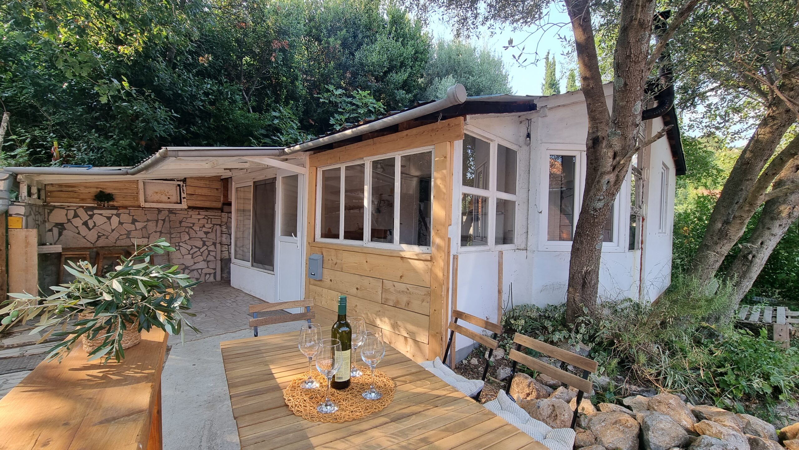 Terrasse mit Meerblick der Beach Romance Unterkunft