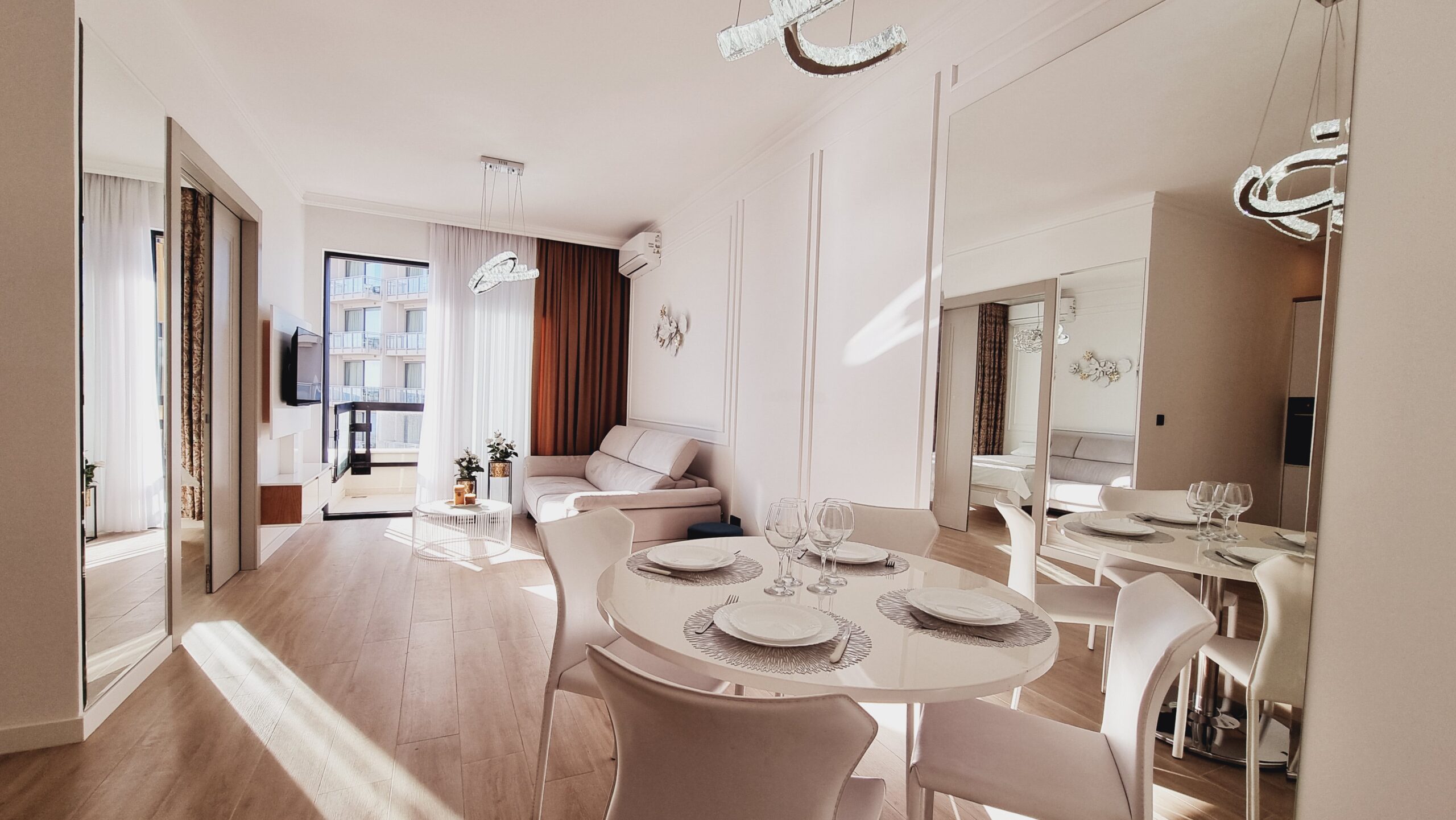 Helles Wohnzimmer mit Meerblick