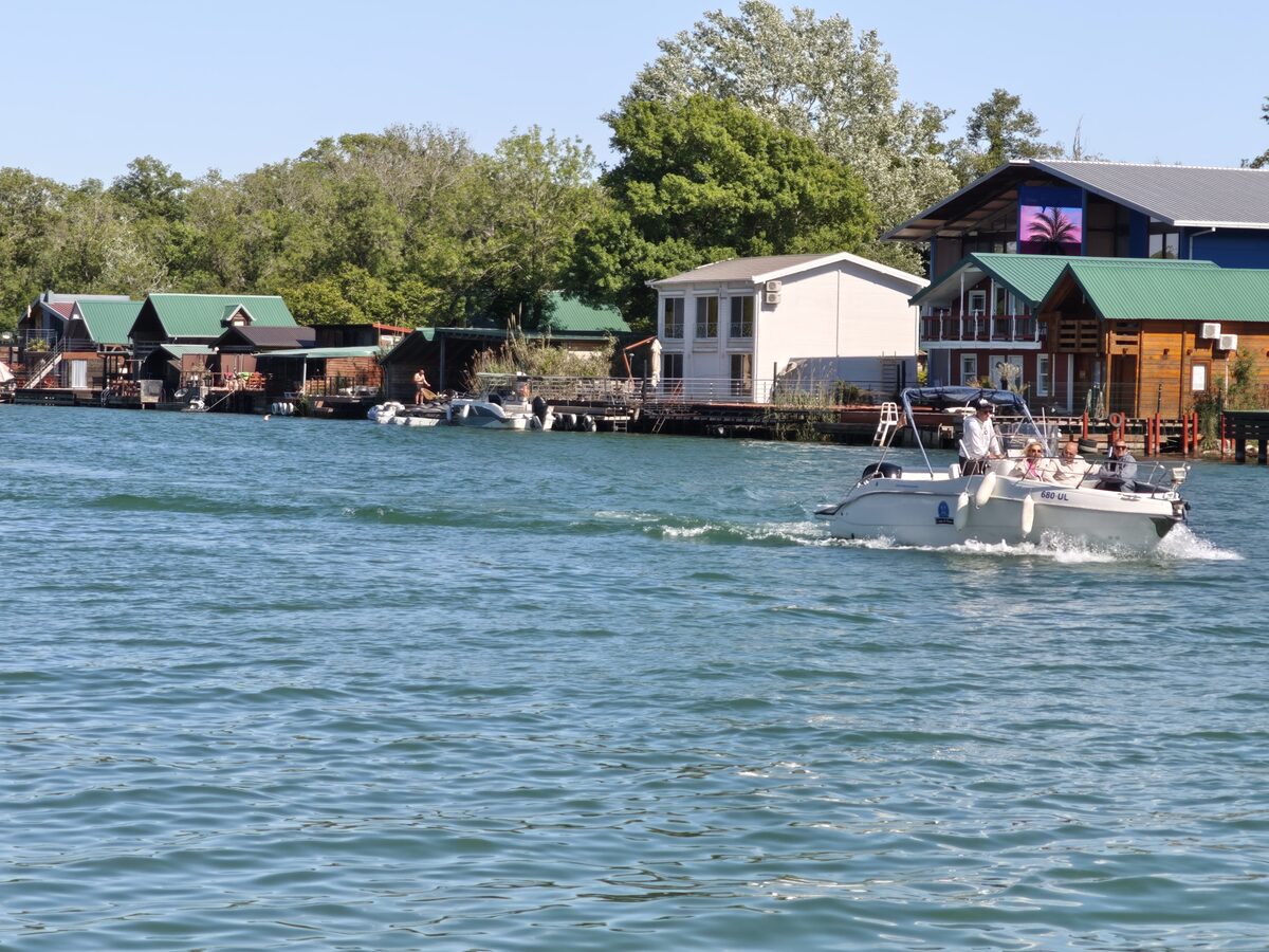 Stelzenrestaurants und Boote am Bojana-Fluss auf Ada Bojana