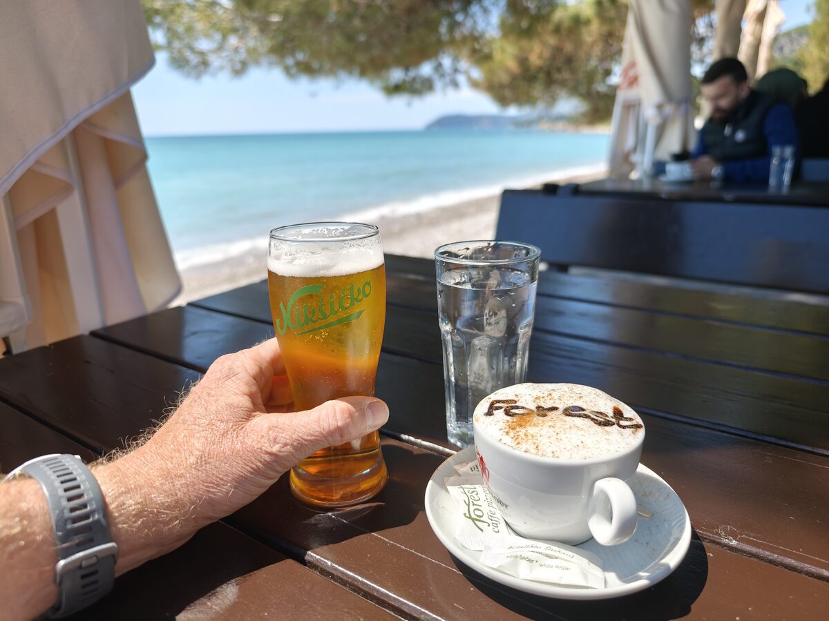 Forest-Café im Pinienwald direkt am Kieselstrand vor Bar