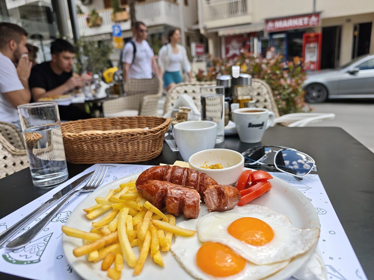 Domaći-Frühstück in einem Garten-Restaurant in Rožino, Budva