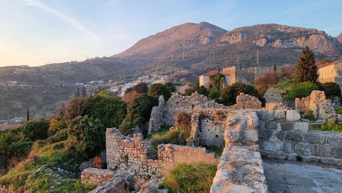 Stari Bar — Ruinen der mittelalterlichen Altstadt am Hang des Mount Rumija