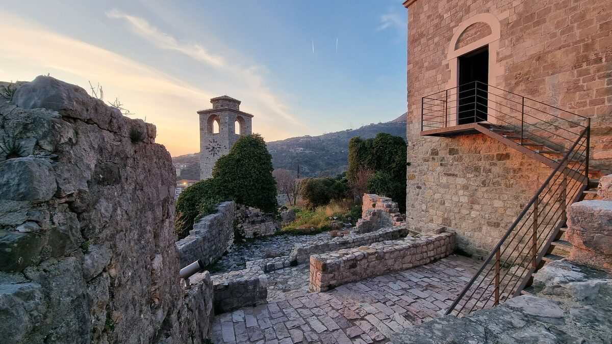 Innenhof in Stari Bar mit Blick auf den osmanischen Uhrturm im Hintergrund
