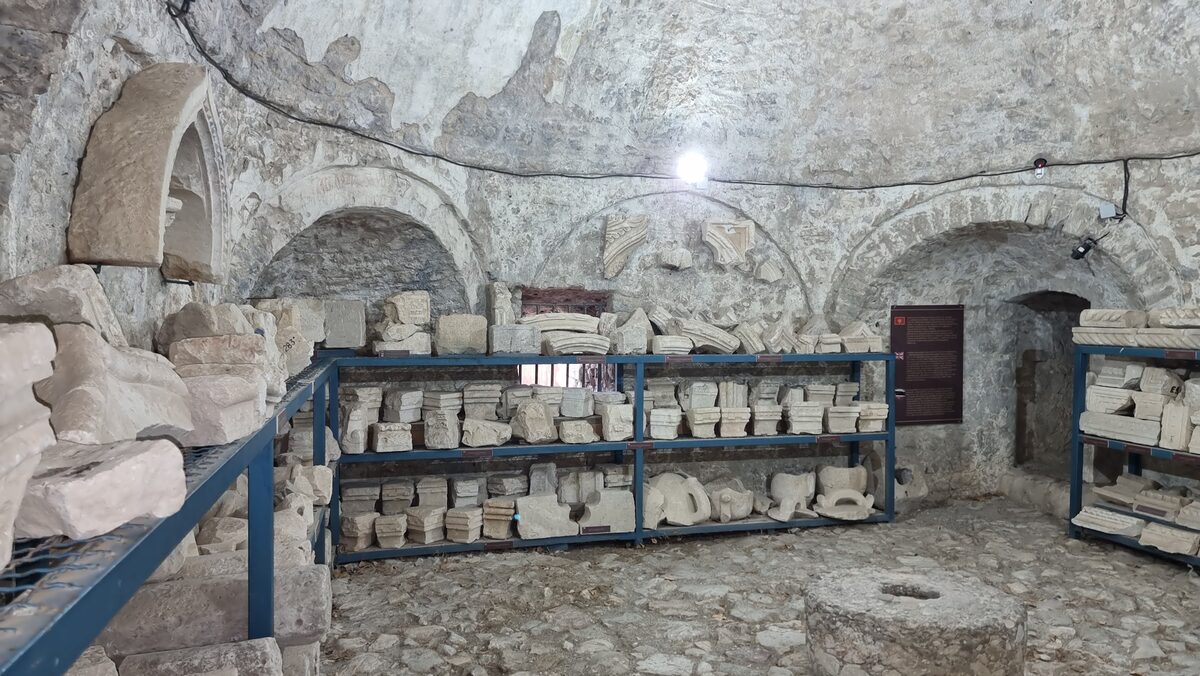 Lapidarium in Stari Bar — Steinfragmente unter Gewölbedecke, ohne Vitrinen