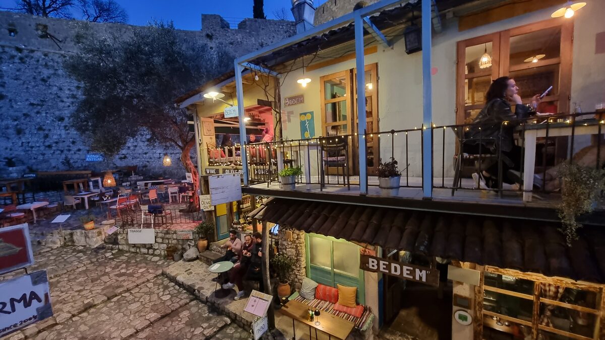 Café Bedem direkt an der Burgmauer von Stari Bar bei Abendlicht