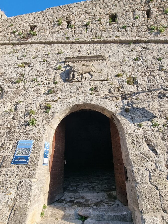 Das Haupttor von Stari Bar mit Steinrelief über dem Bogen