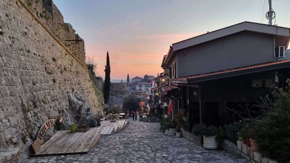 Der Weg zur Altstadt von Stari Bar — Lokale links und rechts, Sonnenuntergang